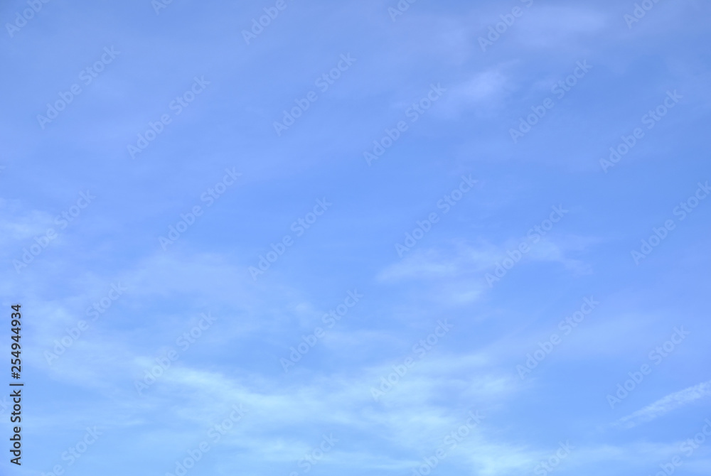 Blauer Himmel in verschiedenen Farben mit weißen schweifenden Wolken Blauer Himmel in verschiedenen Farben mit weißen schweifenden Wolken