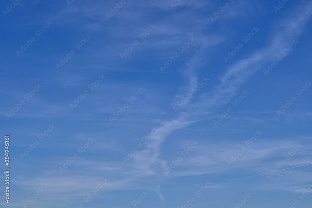 Blauer Himmel in verschiedenen Farben mit weißen schweifenden Wolken Blauer Himmel in verschiedenen Farben mit weißen schweifenden Wolken