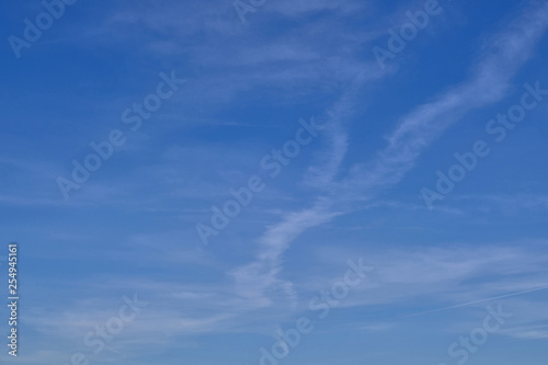 Blauer Himmel in verschiedenen Farben mit weißen schweifenden Wolken © 77pixels