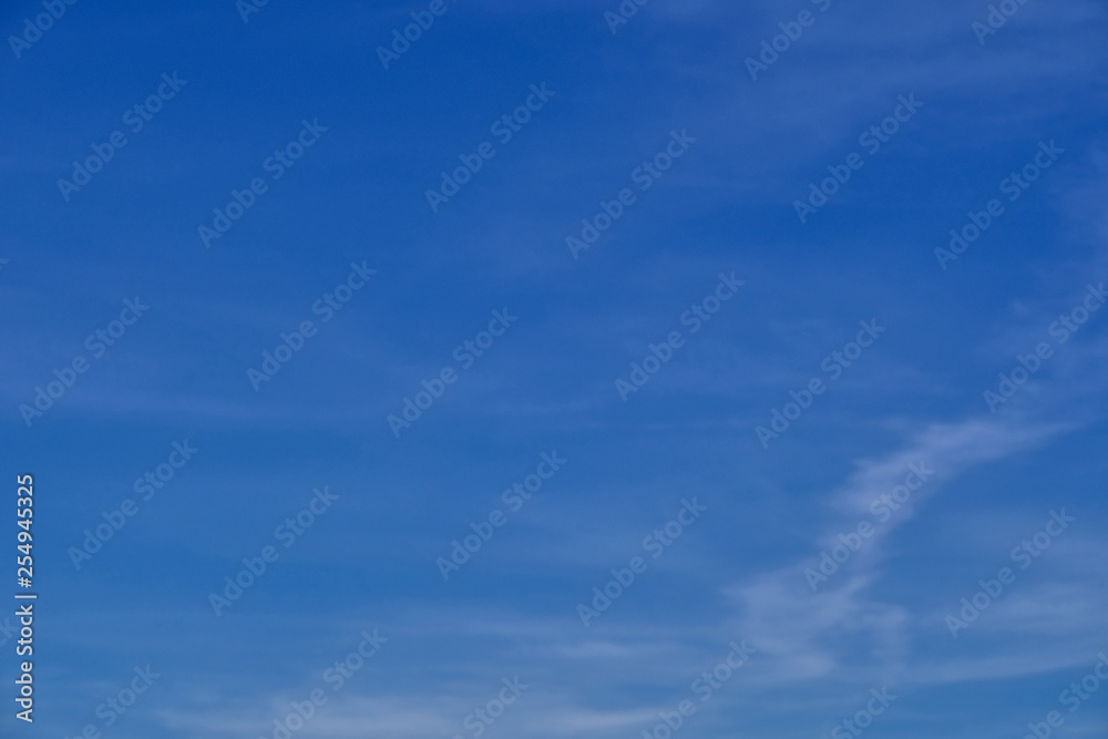 Blauer Himmel in verschiedenen Farben mit weißen schweifenden Wolken Blauer Himmel in verschiedenen Farben mit weißen schweifenden Wolken