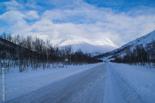 Verschneite Landstraße in Norwegen