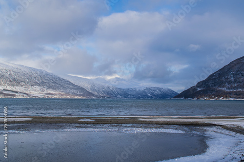 Fijord mit Bergen im Winter © Senwyn