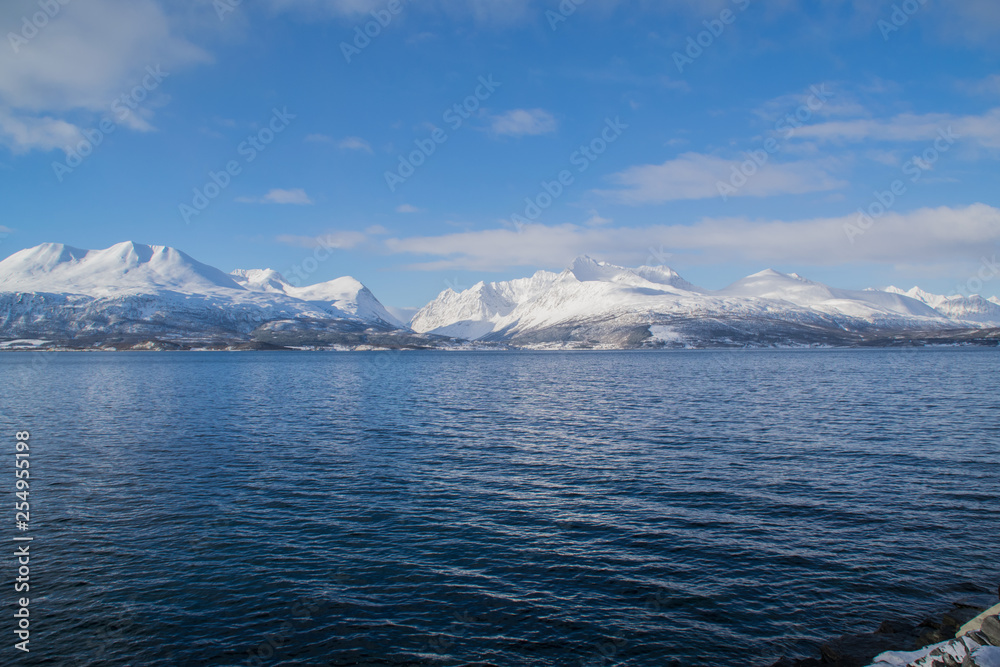 Berge am Fijord im Winter 