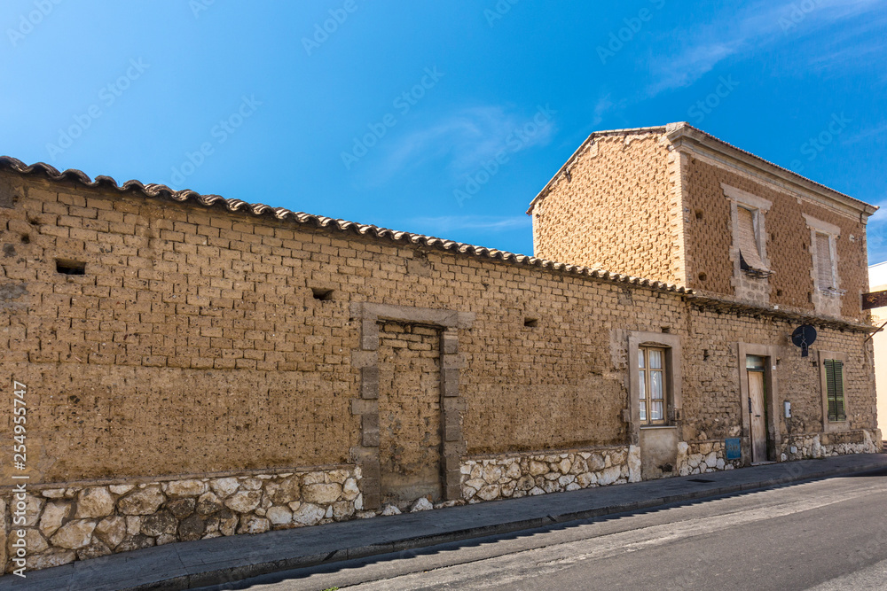 Costruzione fatta con mattone crudo - Centro storico di Selargius (Cagliari)  - Sardegna - Italia