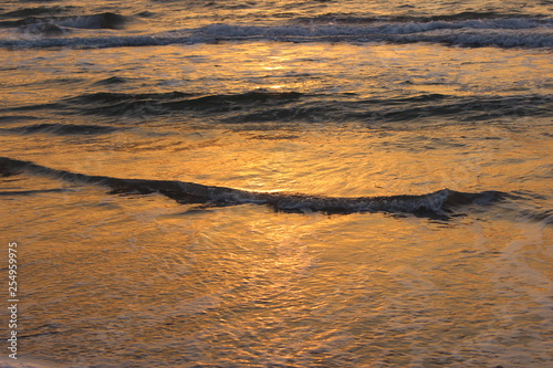 Abendsonne spiegelt sich in Wellen