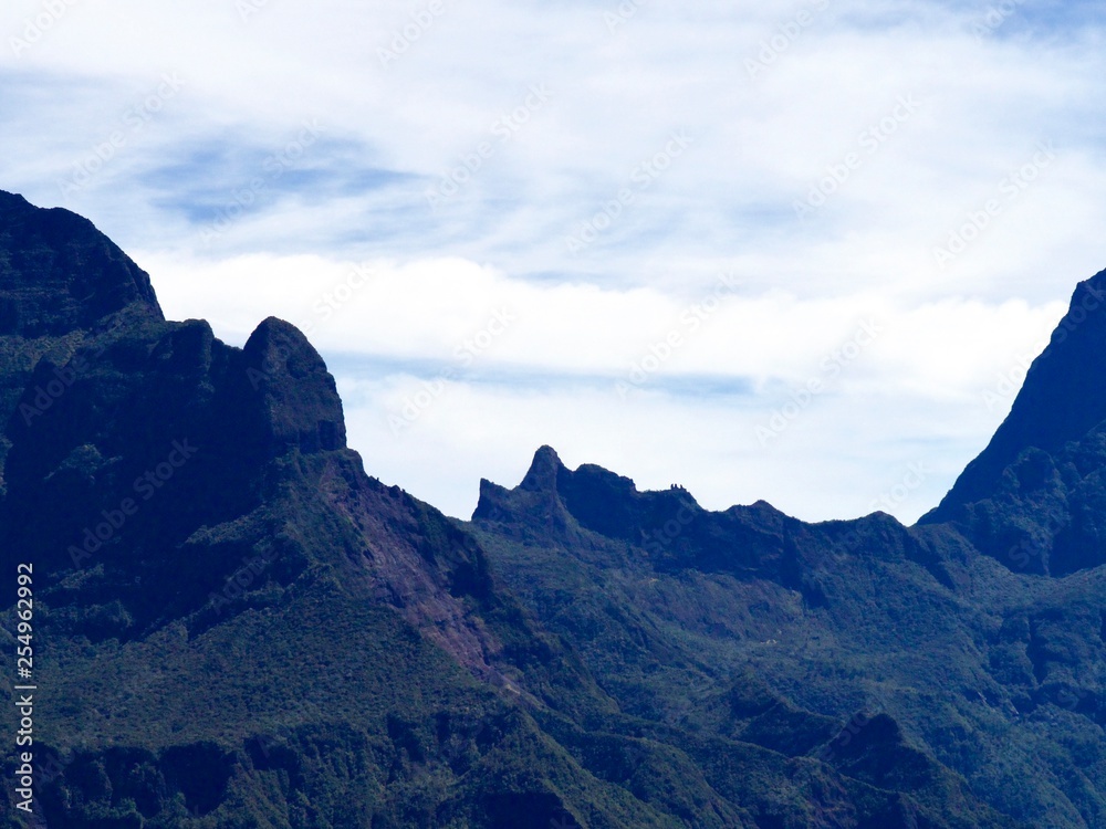 Vue sur le Cirque de Cilaos, sur le col du Taïbit et îlet à Cordes, de la Fenêtre des Makes, La Réunion