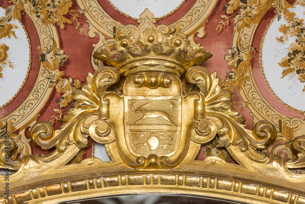 Vecchio stemma nobiliare dorato