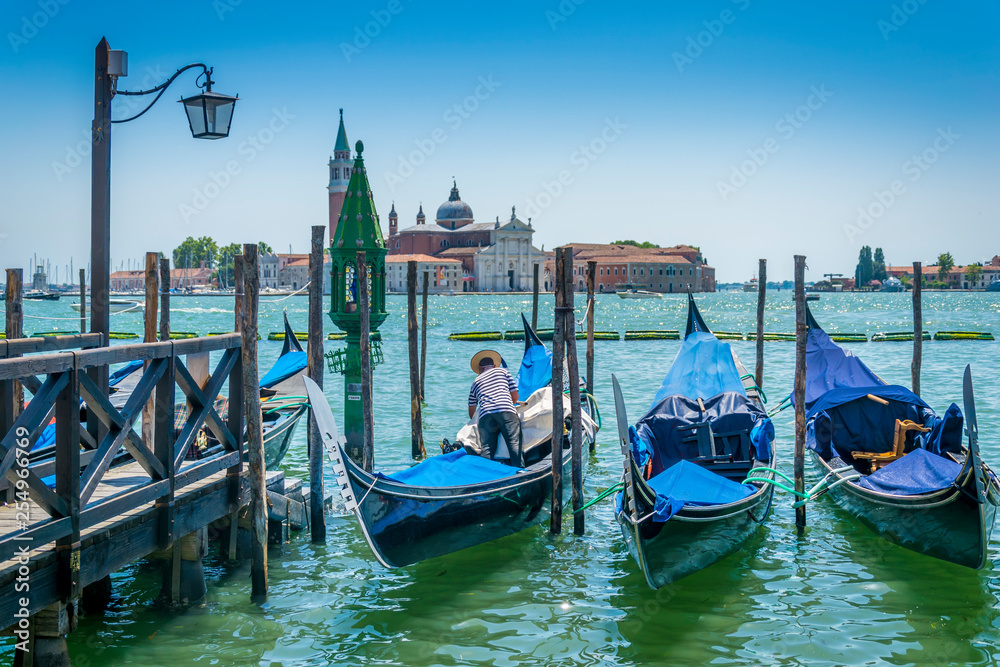 Un gondolier prépare sa gondole à Venise