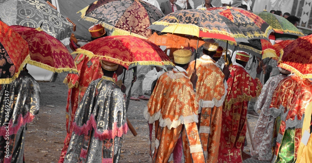 Priester mit Schirmen beim Timkat Fest