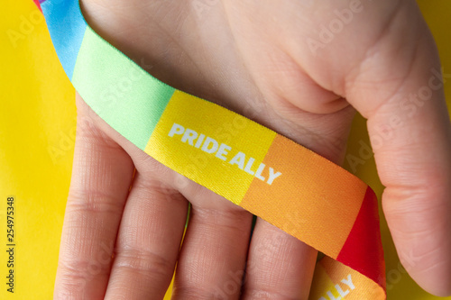 Foto LGBT symbol - hand with rainbow ribbon and pride ally, the concept of support of