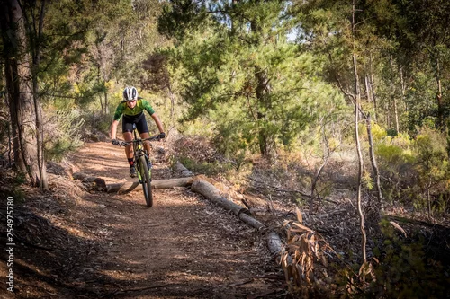 Obraz nastoletni jeździec na rowerze górskim