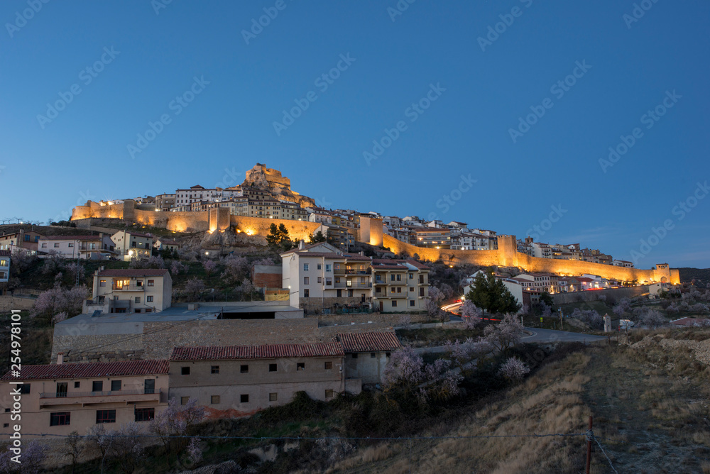 Obraz premium The town of Morella illuminated at night