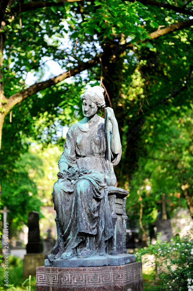Harfenmädchen als Grabmal auf dem Alten Südlichen Friedhof, München Bayern, Deutschland