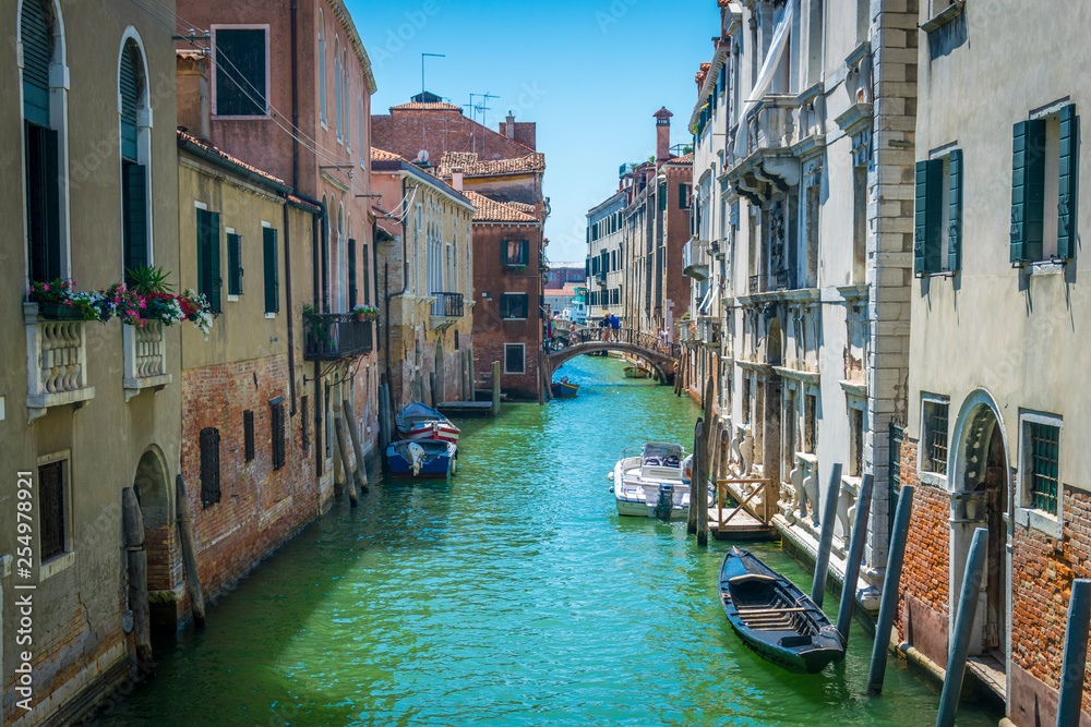 Un canal, un pont et des bateaux à Venise (Italie)