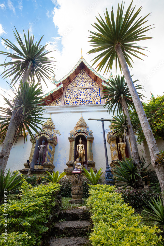 Thailändischer Tempel Wat mit Buddhas und Palmen Thailändischer Tempel Wat mit Buddhas und Palmen