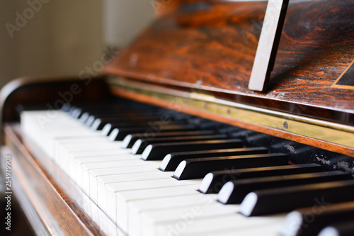 Canvas Print Piano keyboard of a classic wooden piano