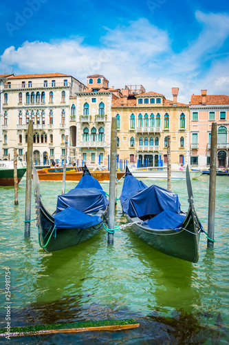 Des gondoles bleues sur le Grand Canal de Venise en été en Italie