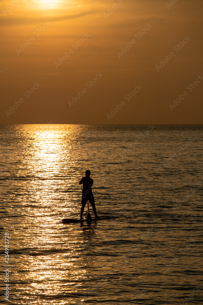 Stand Up Paddler im Sonnenuntergang