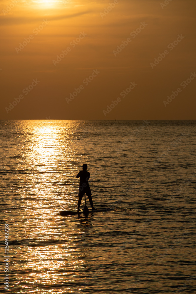 Stand Up Paddler im Sonnenuntergang Stand Up Paddler im Sonnenuntergang