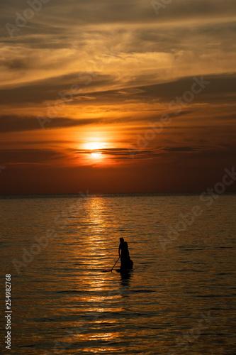 Stand Up Paddler im Sonnenuntergang