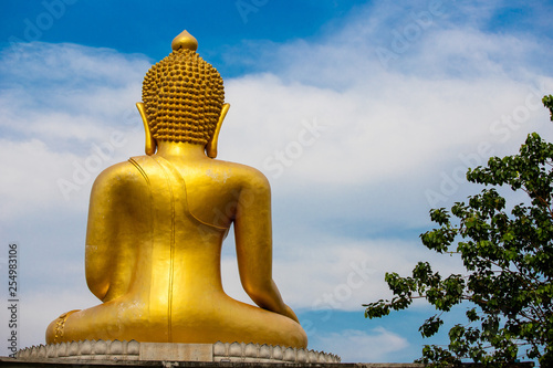 Goldener Buddha blickt auf Meer