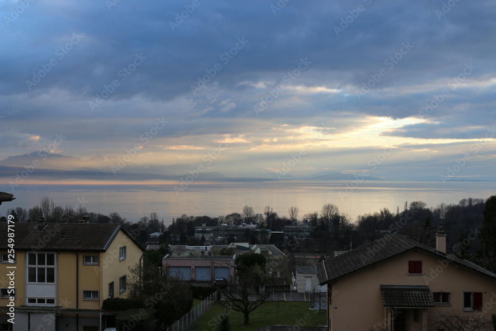 Vue du lac Léman argenté au soir Vue du lac Léman argenté au soir