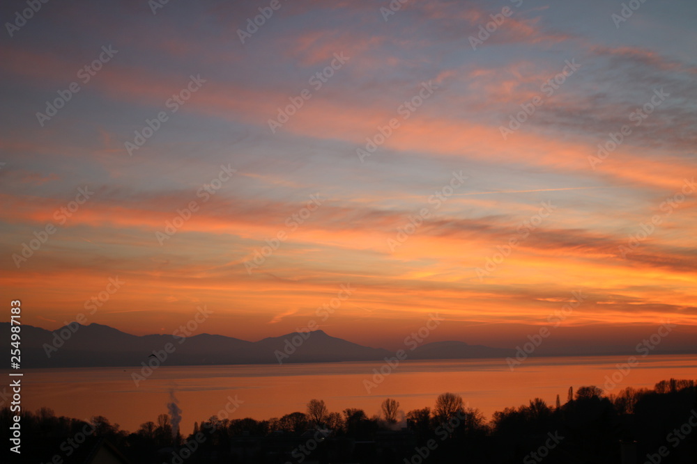 Ciel orange de coucher de soleil sur le lac Léman