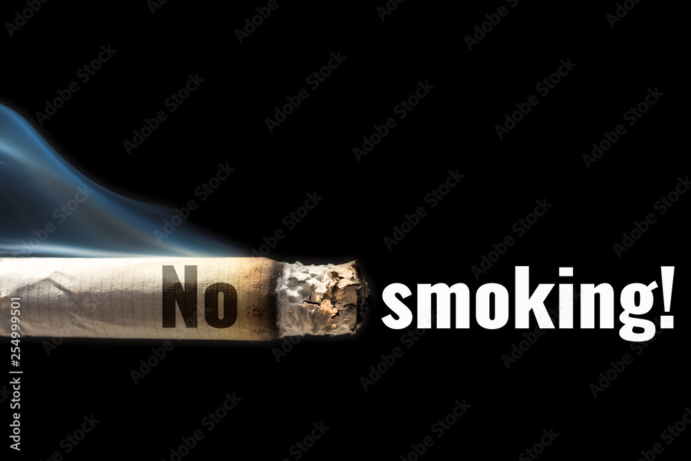 Qualmende Zigarette vor schwarzem Hintergrund mit dem Schriftzug