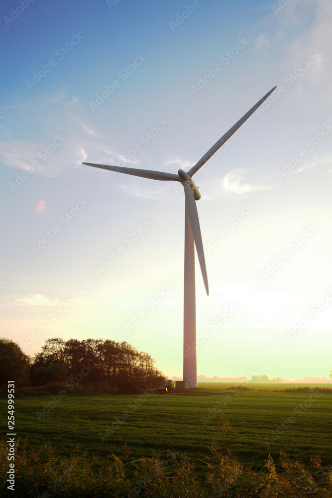 Obraz premium alternative Energiegewinnung durch Windkraftanlagen - Windkraftanlage im Abendlicht am warmen Sommerabend