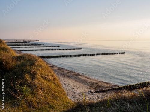 Ostseeküste mit Buhnen © tpnotes