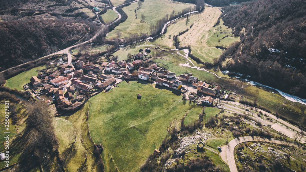 Vista aerea de un pequeño pueblo de montaña en España