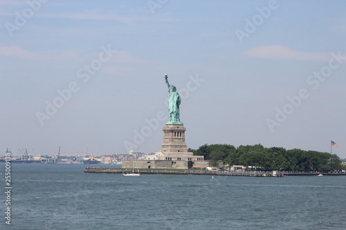 Liberty Monument, Hudson River, New York, Estatua de la Libertad sobre el rio Hudson en New York © Geller'sFotografia