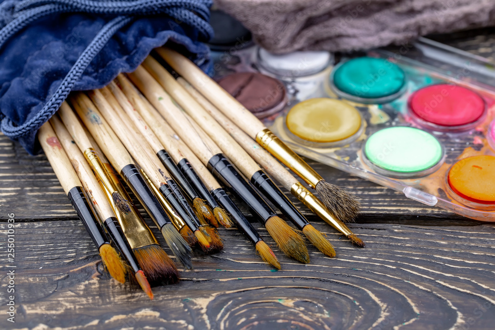 Obraz premium Paint brushes and paints for drawing.