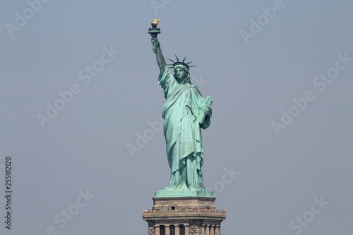 Liberty Monument  Hudson River  New York  Estatua de la Libertad sobre el rio Hudson en New York