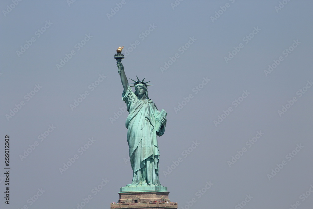Fototapeta premium Liberty Monument, Hudson River, New York, Estatua de la Libertad sobre el rio Hudson en New York