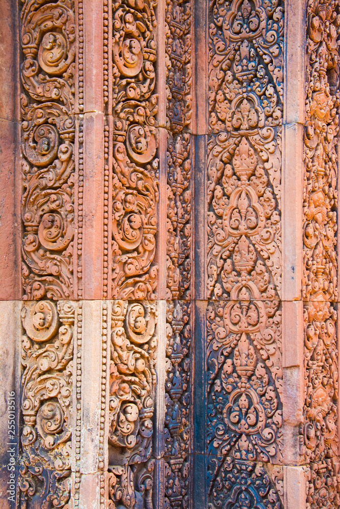 Caved  patterns  of Banteay  Srei  castle .
