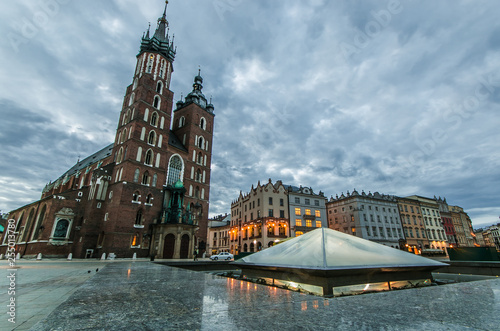 Basilica di Santa Maria nella piazza medievale del mercato di Cracovia in Polonia