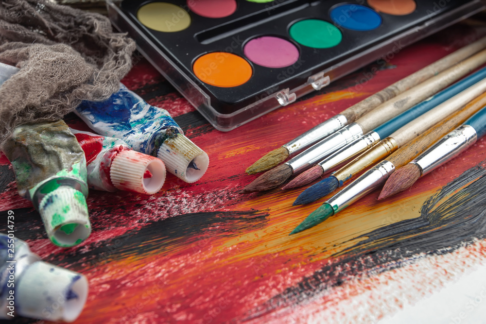 Obraz premium Paint brushes and paints for drawing.