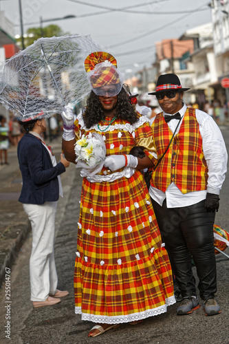 En habits traditionnels pour les mariés burlesques au carnaval de Cayenne  - Guyane française photo
