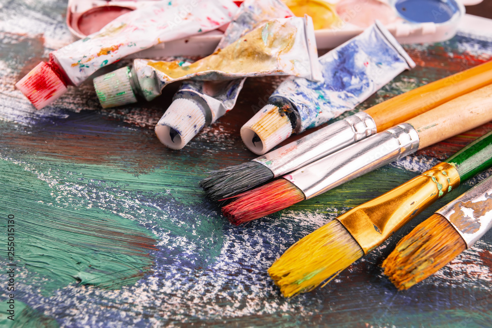 Obraz premium Paint brushes and paints for drawing.