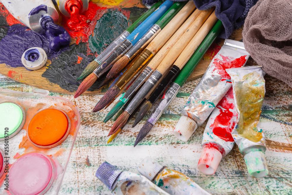 Naklejka premium Paint brushes and paints for drawing.