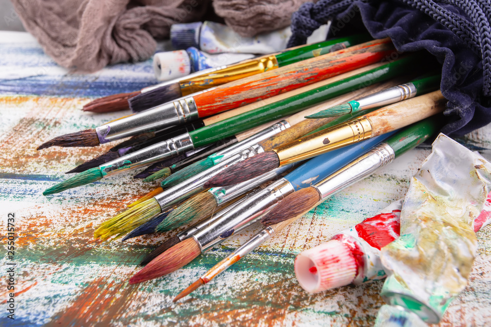 Obraz premium Paint brushes and paints for drawing.