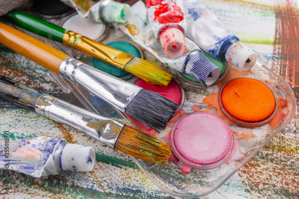 Obraz premium Paint brushes and paints for drawing.