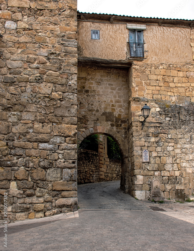 Arco en la muralla de Sepulveda puerta del azogue, Segovia