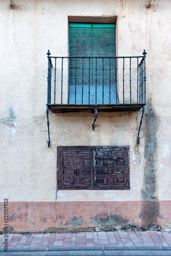 Balcon y ventana en casa antigua de Riaza, Segovia