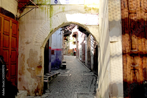 Narrow lanes and alleyways in Moroccan cities © dbriyul