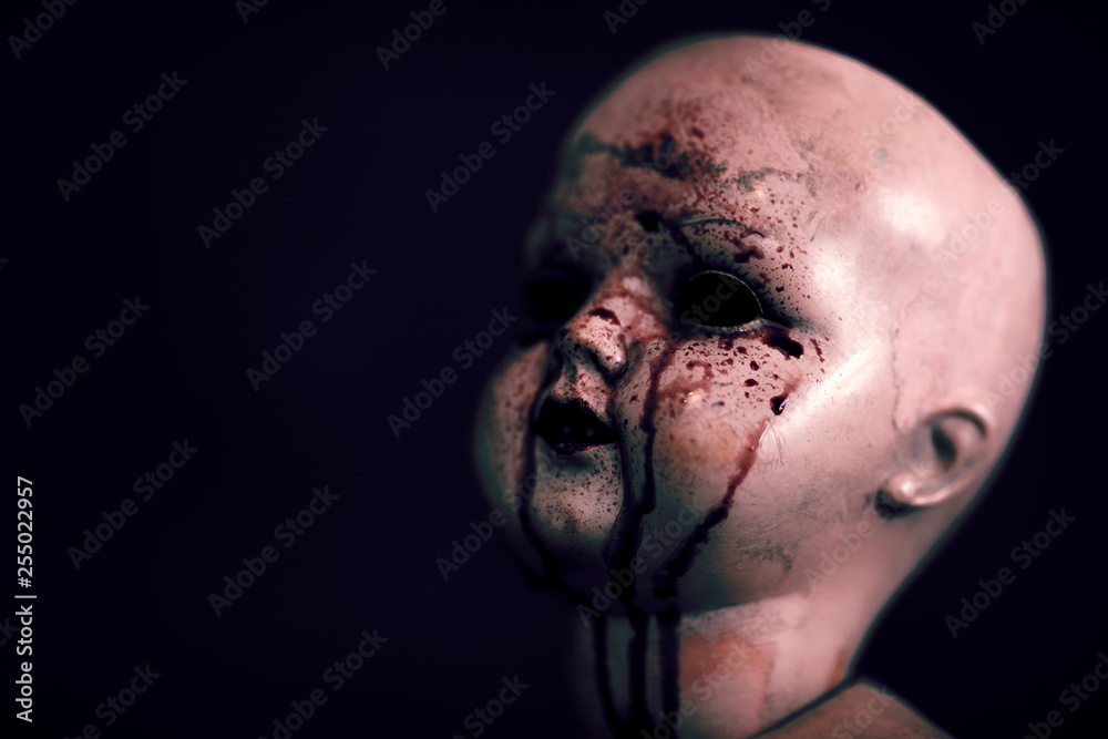 Φωτογραφία Creepy bloody doll in the dark