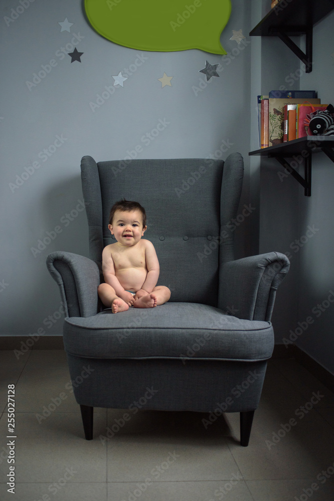 Bebé con pañal sentado en sillón 10 Stock Photo | Adobe Stock