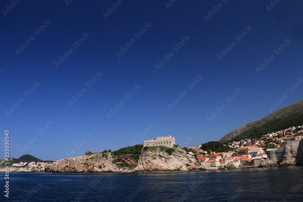 クロアチア　アドリア海の真珠　ドブロヴニクの青い空と海