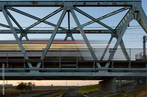 鉄橋を横切る電車